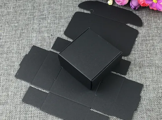 Коробочка для значка из черного картона